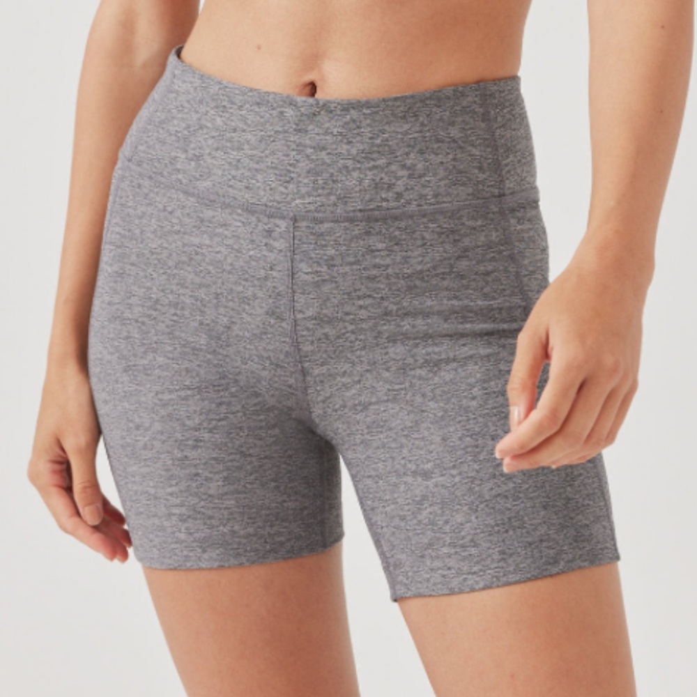 Outdoor voices warmup 5” short in graphite (size M)